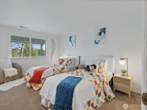 Bright secondary bedroom with large window and ample space, ideal for guests, kids, or flexible use.