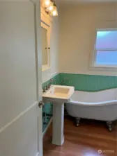 Full bath between the bedrooms