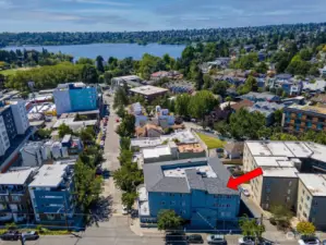 LOCATION, LOCATION, LOCATION! Two blocks from Greenlake, this 2 bed/2 bath end unit is sure to impress.