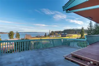 Large Deck area for outdoor seating