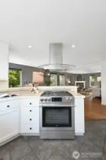 You can easily host a dinner party here.