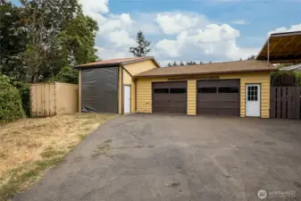 Secondary driveway for huge 25'-x29' shop, covered & gated 13'x33' RV space, and a 40' storage container