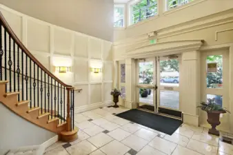 A welcoming entrance to the building, spacious, with a concierge to receive packages, mail and guests.