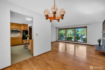 DR Looking into Kitchen