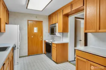 Great kitchen with lot's of counterspace.