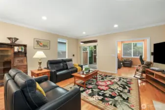 Livingroom with hardwood floors