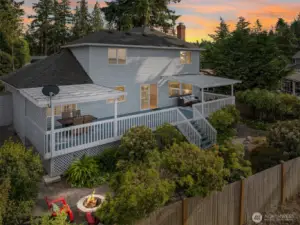 2 Story Home on Camano Island w Huge Deck - Your Island Escape