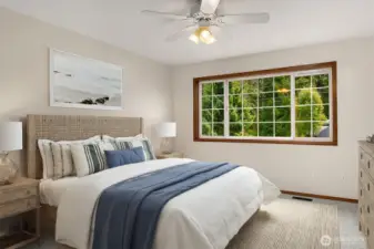 Expansive Primary Suite w WIC & Ensuite 5 Piece Bathroom