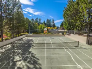 Tennis court is just 3 minutes way!