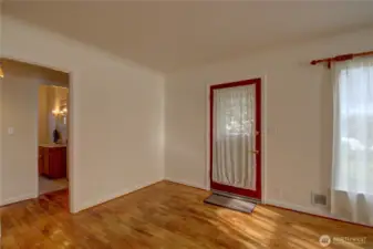 The full bathroom sits between the two bedrooms.