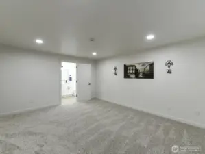 Attached Primary Bathroom 5pc.