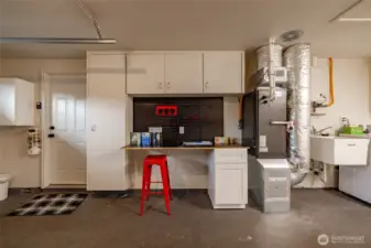 Handy workbench with storage