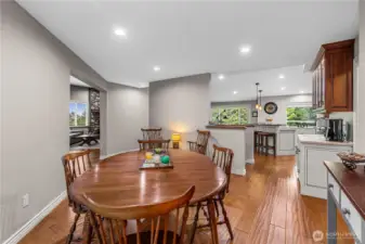 Dining to kitchen