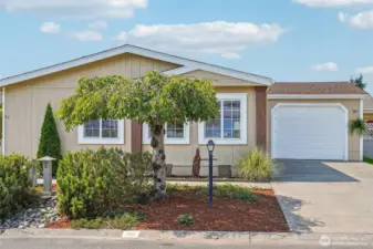 Welcome to this home! It features a one-car garage, additional storage, driveway parking, and is conveniently located near the clubhouse and mailboxes.
