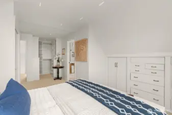 Custom built ins & walk in closet