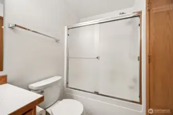 Full bathroom on the hallway - Main floor