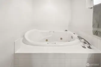 Jetted tub in the Primary bedroom on the Main floor.