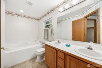 Bathroom on the hallway - Main floor