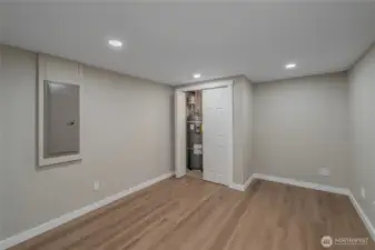 Lower level office/bonus room