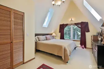 Spacious inspiring main suite