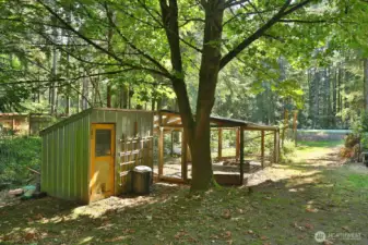 Extremely well-fenced garden with large coop