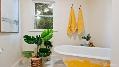 Once a cheerful classic yellow, this sturdy tub brings vintage charm and personality to the space. Its exterior is ready for a refresh, giving you the fun opportunity to choose a color that perfectly suits your style.