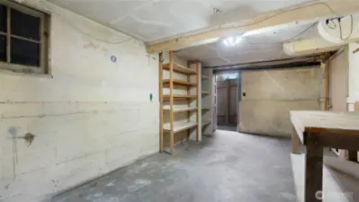 This workshop connects seamlessly to both the front and backyard, with doors on each side for easy access. Whether you’re working on a project or heading out to the garden, everything’s right within reach.
