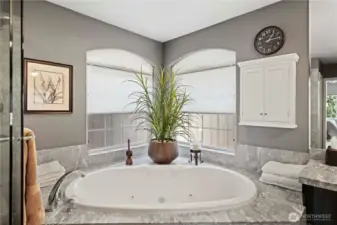 An alternate view of the large soaker tub.
