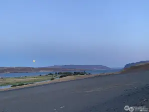 View looking over Vantage Bay towards the Wanapum Dam