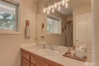 Full guest bath