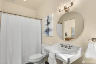 Main floor en-suite bath