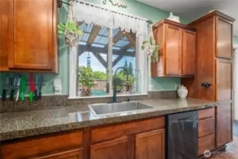 Kitchen w/Granite Countertops