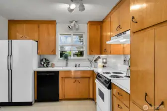 Charming vintage kitchen. All appliances stay!