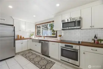 Spacious kitchen with so much cabinet and counter space