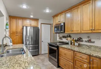Beautifully updated kitchen w/stainless appliances