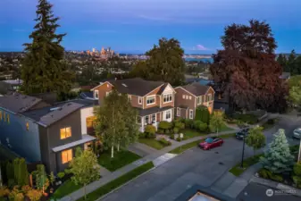 Highly sought after Briarcliff neighborhood with Seattle skyline in the backdrop.  Homes and yards show pride of ownership.  Home has special protective gutter system.
