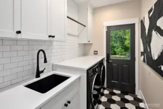 Main floor laundry room w/exterior access