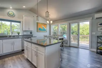 Kitchen w/ Island