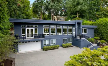 Welcome to Mercer Island! Sought after neighborhood but minutes to Seattle and the Eastside.