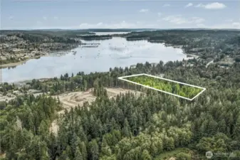 Gently sloped towards Liberty Bay with good height for a wide open view corridor of the bay.