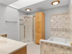 Front Unit - Full Bath