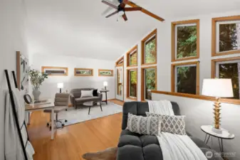 Multi-purpose sunroom with LVP flooring and new fan/light. Overlooks greenbelt.