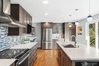 Imagine yourself cooking, baking, entertaining in this kitchen. Dreamy!