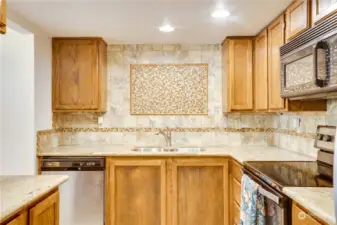 Kitchen with tiled backsplash