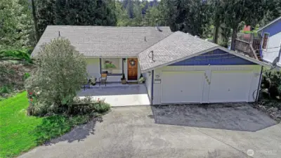 Cute house on LARGE Lot and 55ft of Lake waterfront!