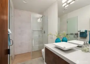 Ensuite 3/4 bath