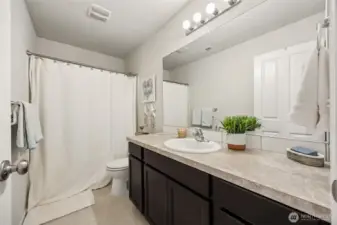 Large upstairs full bathroom