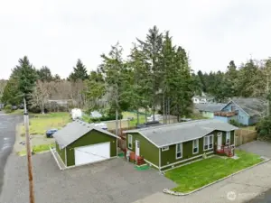 Like new 3 bedroom, 2 bath 2020 manufactured home with all the upgrades. Open floor plan. 9’ ceilings and transom windows create an airy atmosphere with lots of natural light. Fully fenced back yard and a corner lot.