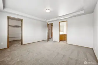 Master with En-suite Bath & Walk In Closet