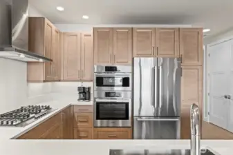 Bosch stainless steel appliances with gas cooktop, soft closet cabinetry with tons of neat organizers!